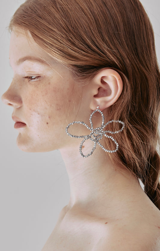 Silver flower pierce